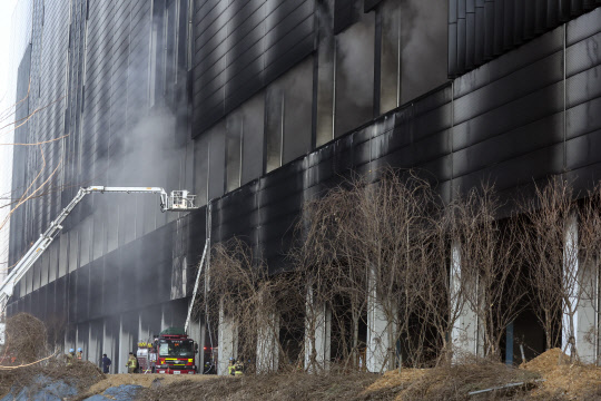 평택 공사장 화재 현장      (평택=연합뉴스) 윤동진 기자 = 6일 오후 경기도 평택시의 한 신축 공사장이 화재로 불타 있다. 2022.1.6      mon@yna.co.kr  (끝)